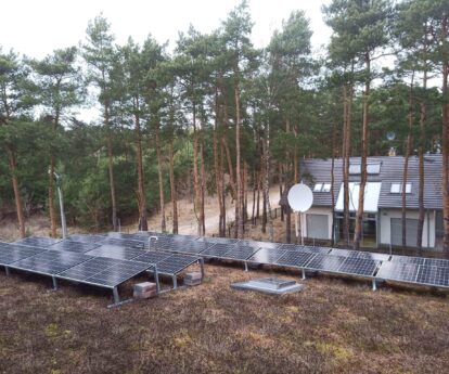 Instalacja fotowoltaiczna od Bison Energy na dachu zielonym