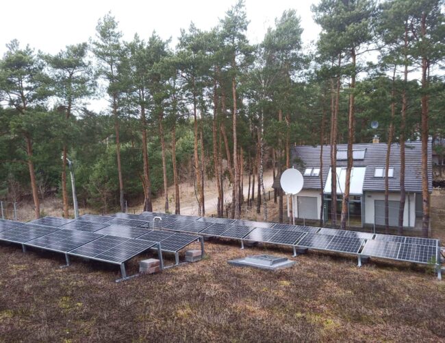 Instalacja fotowoltaiczna od Bison Energy na dachu zielonym