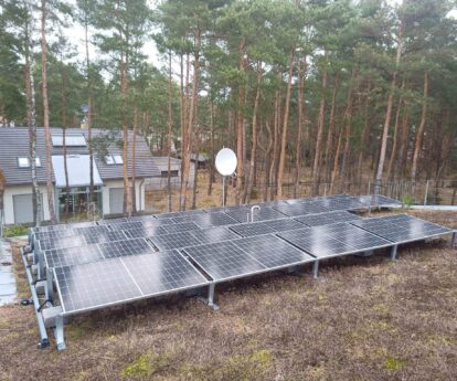 Instalacja fotowoltaiczna od Bison Energy na dachu zielonym