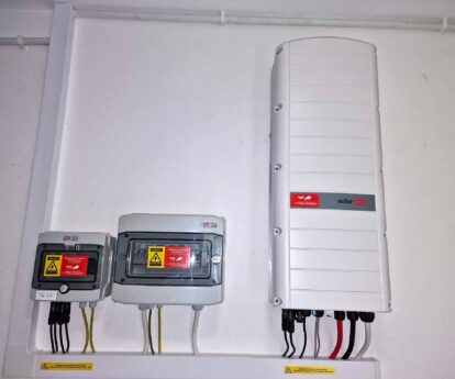 Instalacja fotowoltaiczna od Bison Energy na dachu zielonym